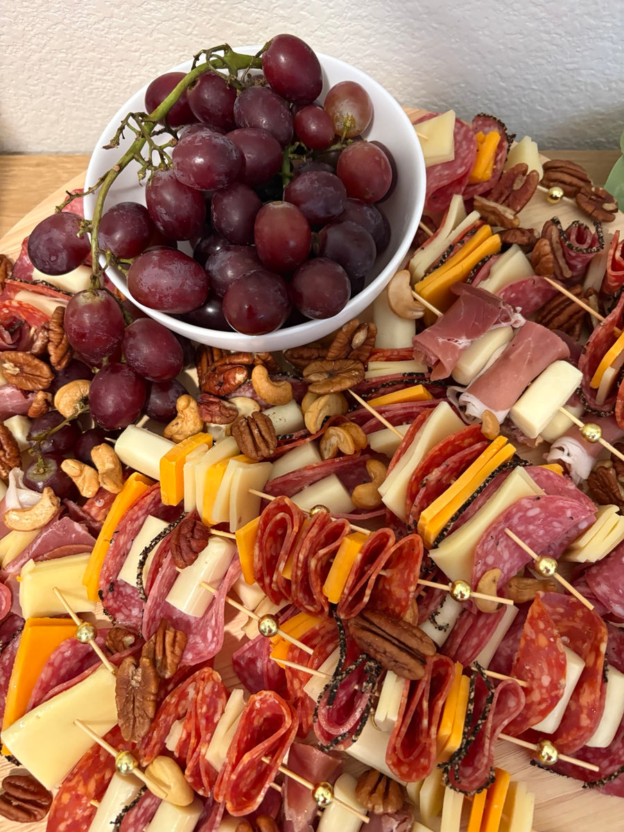 Mama Love catering board with cheese, grapes and crackers